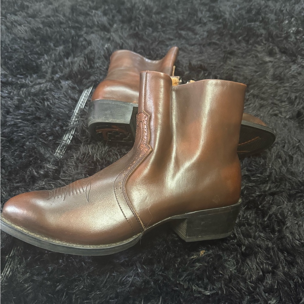 Road wolf ankle boots 10 1/2 wide few minor Knicks